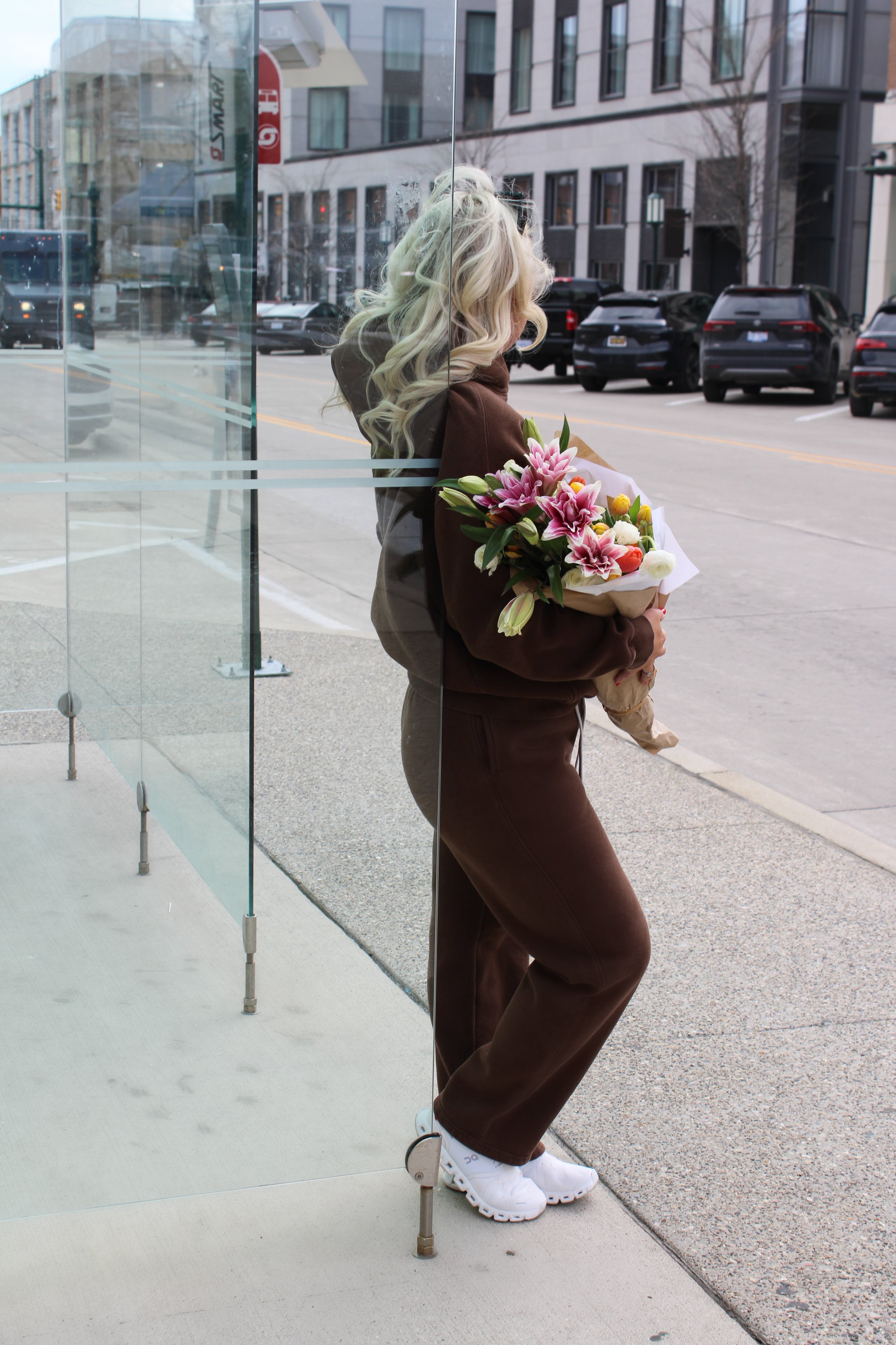 Aivvia Athletics brown oversized hoodie, cozy women’s activewear with streetwear style and relaxed fit.