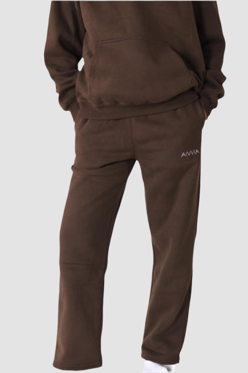 Dark brown Aivvia Athletics sweatpants featuring deep pockets and cozy fleece, perfect for cold-weather layering.