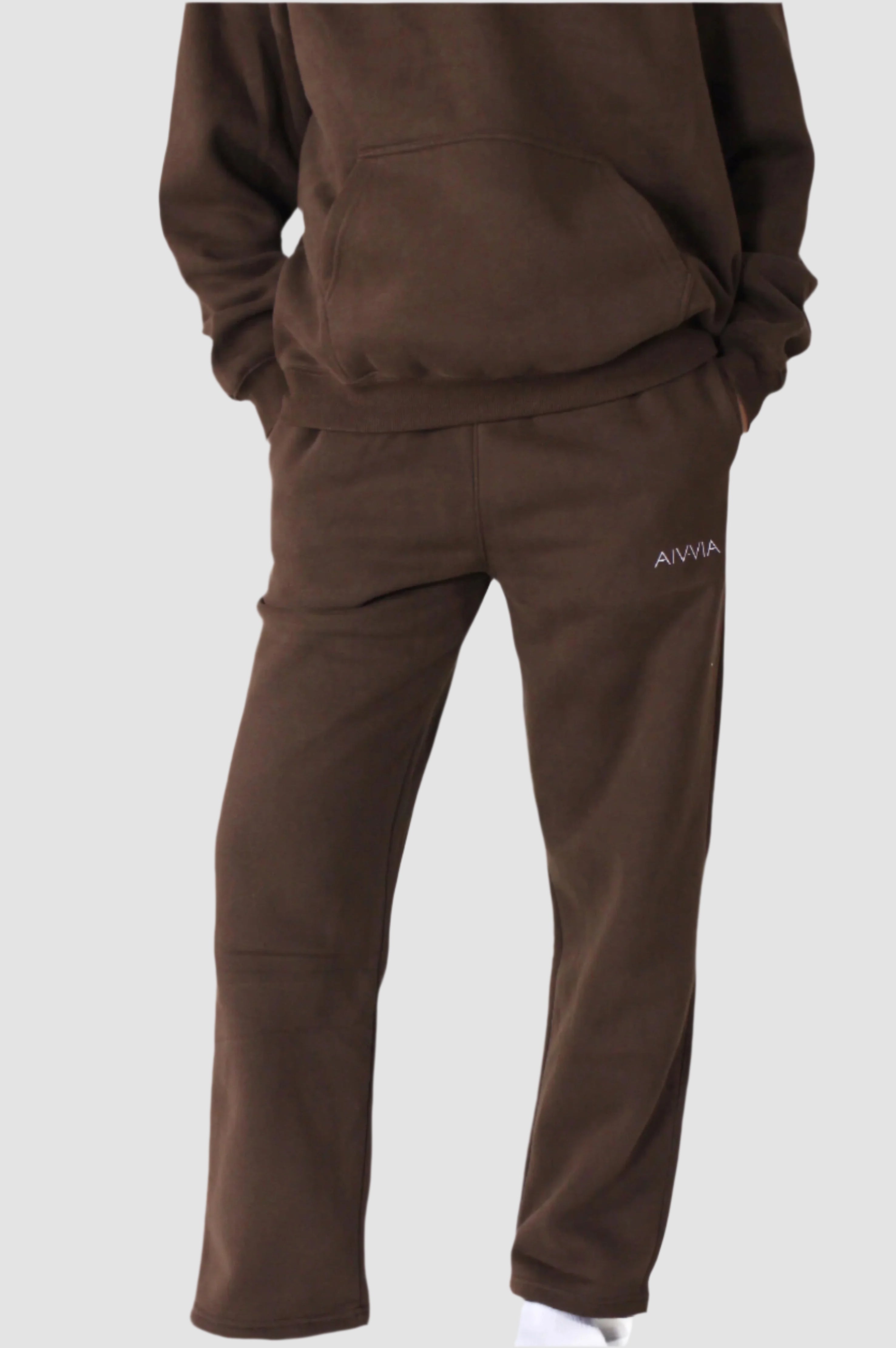 Dark brown Aivvia Athletics sweatpants featuring deep pockets and cozy fleece, perfect for cold-weather layering.