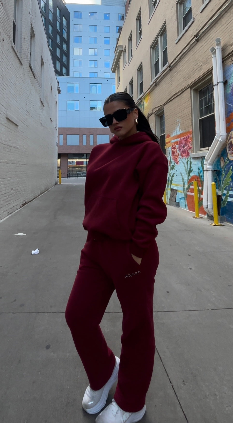 Aivvia Athletics burgundy women's sweatpants, relaxed fit, premium street-style activewear for all-day comfort.